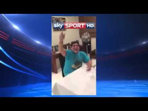 VIDEO DA SKY - Maradona continua a cantare "Un giorno all'improvviso"
