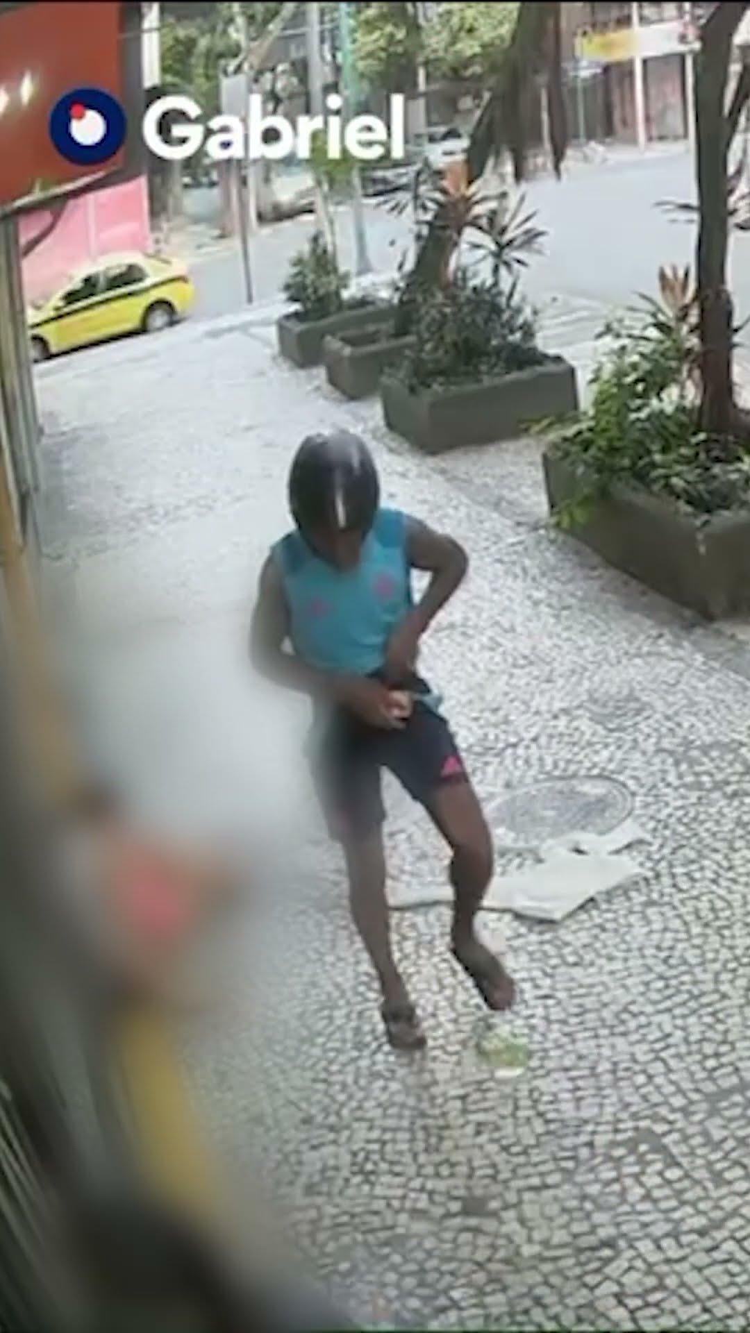 Jovem é agredida a socos por motoqueiro em calçada de Copacabana, no Rio