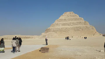 ¿Qué antropologo sostiene su tesis la idea de la pirámide escalonada?
