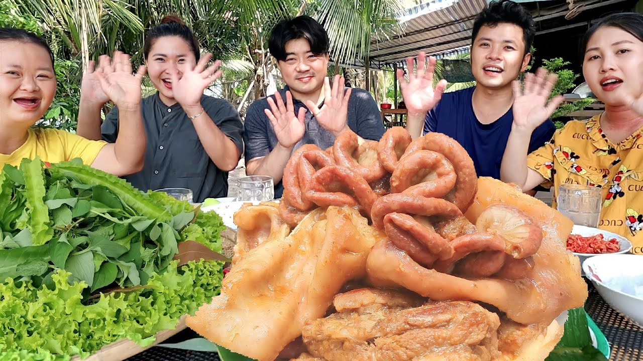 V347 . Thịt khìa 3 món: Phèo, lỗ tai, thịt ba rọi vàng ươm đậm vị .