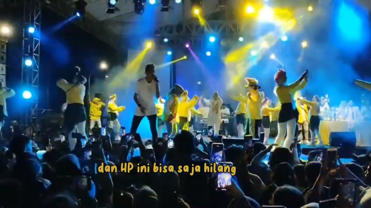 sepanggung dengan sang penyanyi asli 