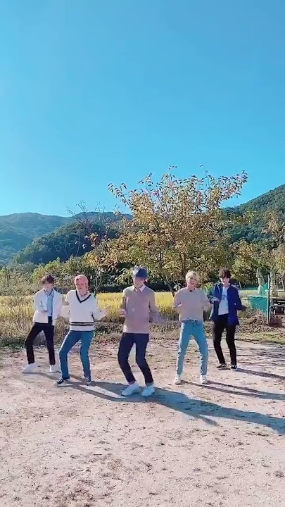 TXT dancing to Oh My Girl - Dolphin