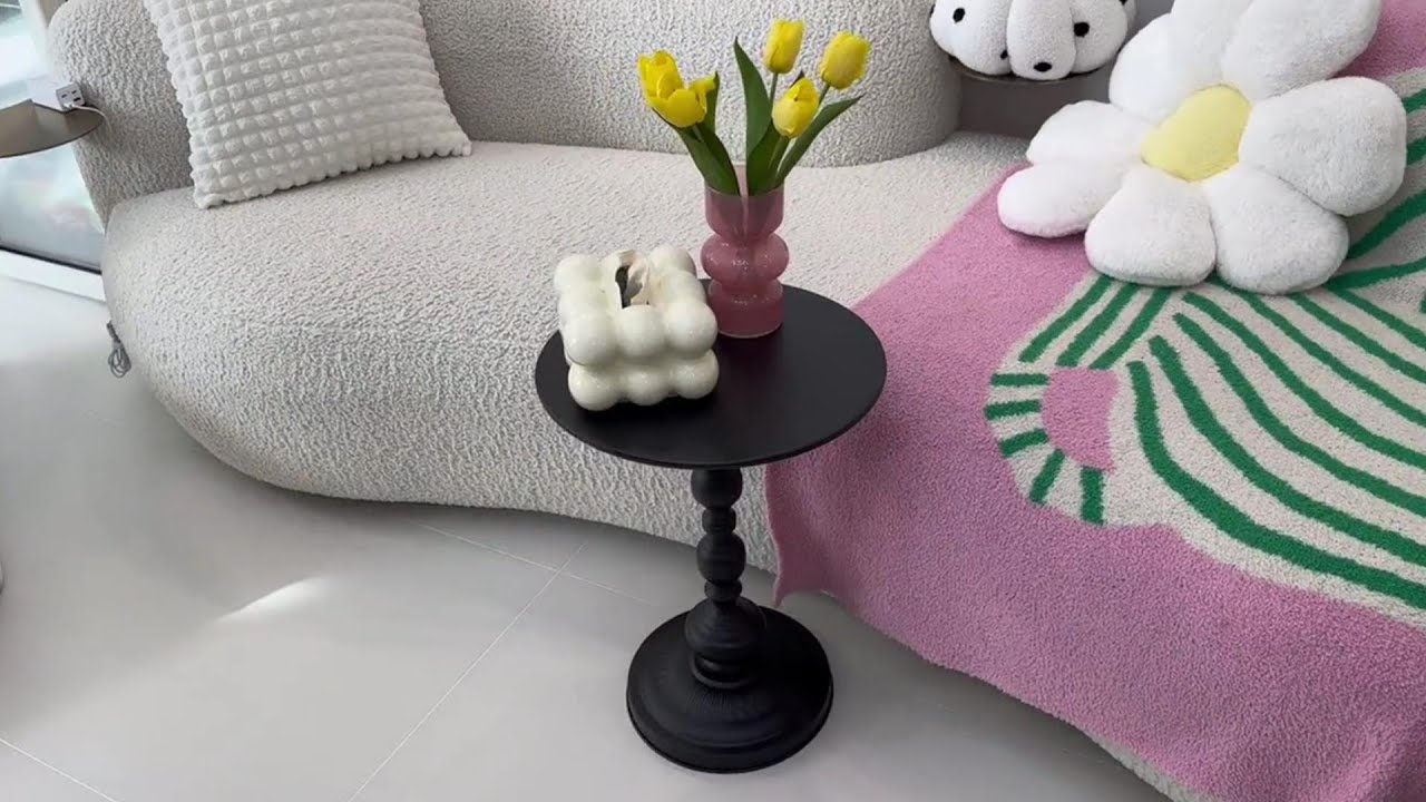 Черный прикроватный столик, который необходим в каждой небольшой квартире.