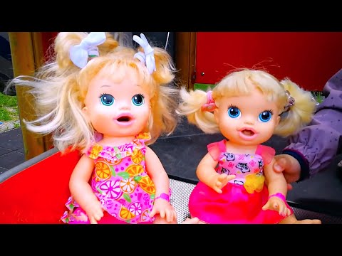 Видео: Катаются в Коляске Куклы Пупсики Идут на Пикник  открывают Киндер Сюрпризы Игрушки для девочек