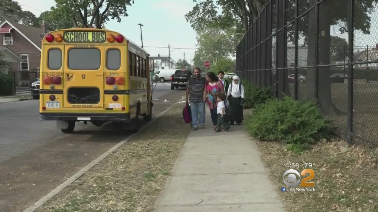Driver Abandons School Bus, Students - YouTube