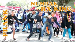 GILA JOGET NUMPAK RX KING DI TEMPAT UMUM Ft.Ndemun prasojo & Rio Pororo - PRANK INDONESIA