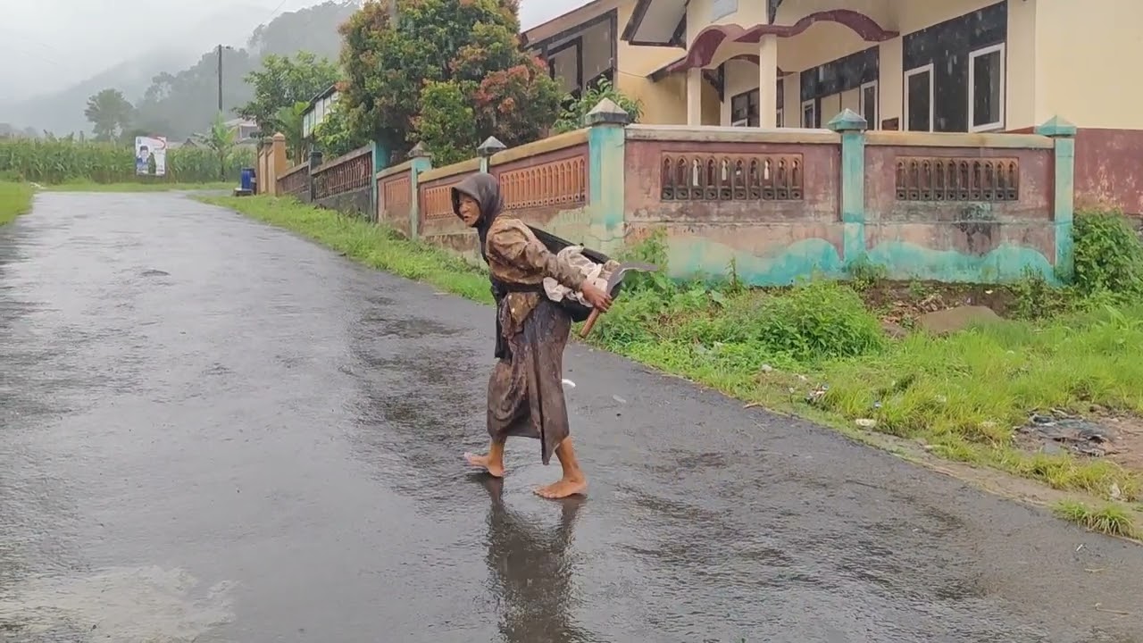 Heavy rain , the sound of rain , and walking in the rain امطار للنوم  صوت المطر  اندونيسيا