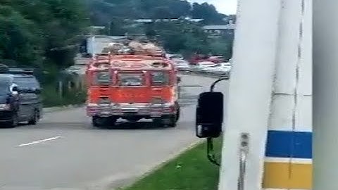 Graban a piloto de bus que conducía en contravía