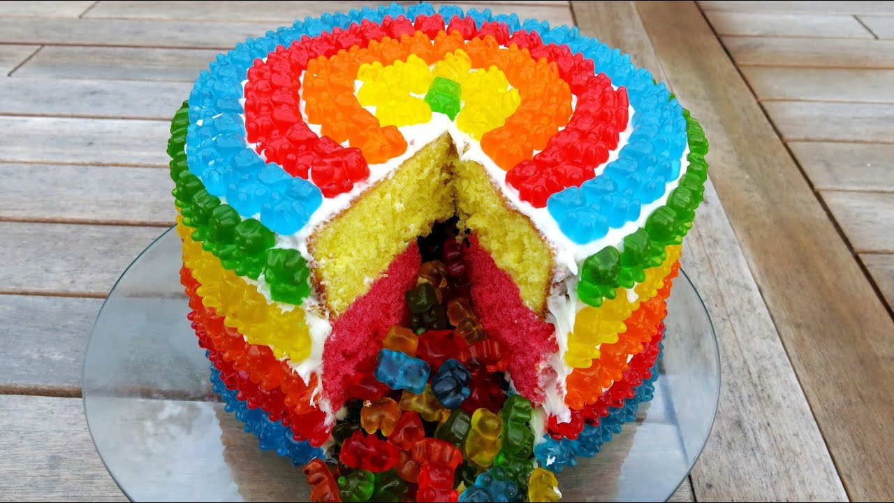 ⁣RAINBOW GUMMY BEAR PIÑATA CAKE