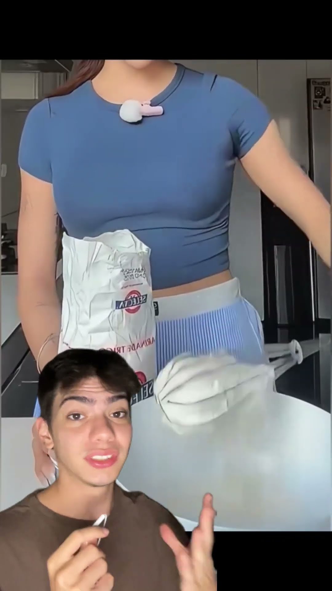 Use um fue pra tirar farinha do saco rapidinho e sem sujeira. Já sabia disso?