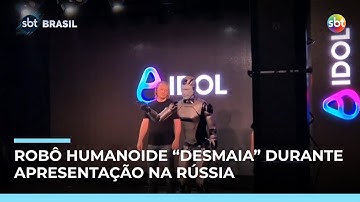Robô humanoide “desmaia” segundos após apresentação na Rússia | #SBTBrasil