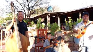 Manuel Cruz - Cantando y tocando con en su casa -(música de cuerda) acústica