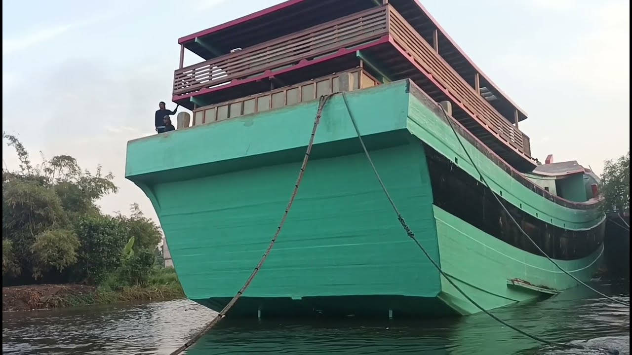 Baru turun dari galangan, kapal kolekting belum ada mesin di bantu kapal tarik buat proses parkir