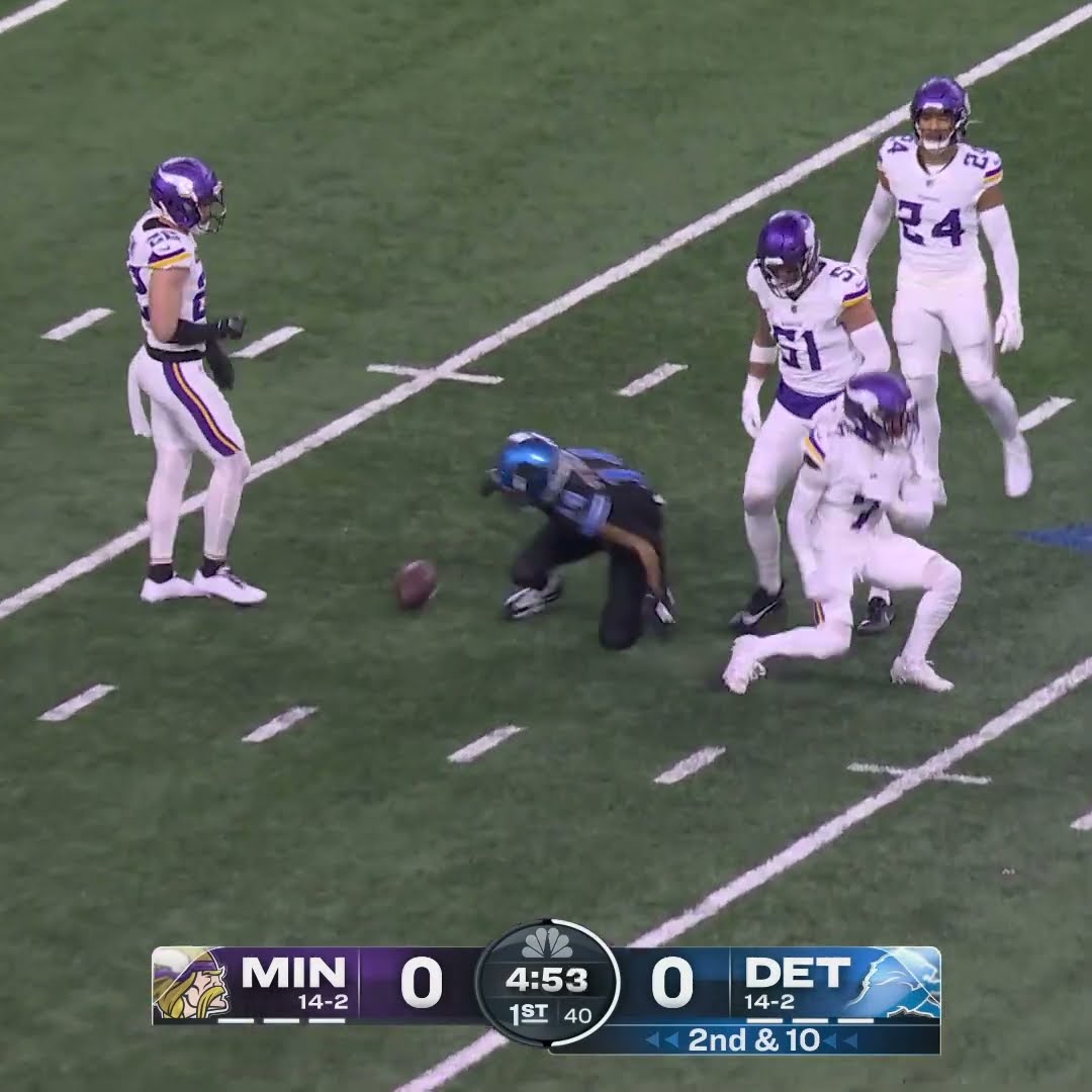 Amon-Ra St. Brown catches for a 23-yard Gain vs. Minnesota Vikings