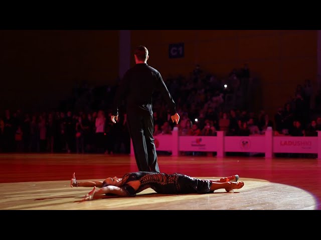 Rus porno onlayn: Xotinini sotdi Uzun boyli qora erkaklar bilan porno