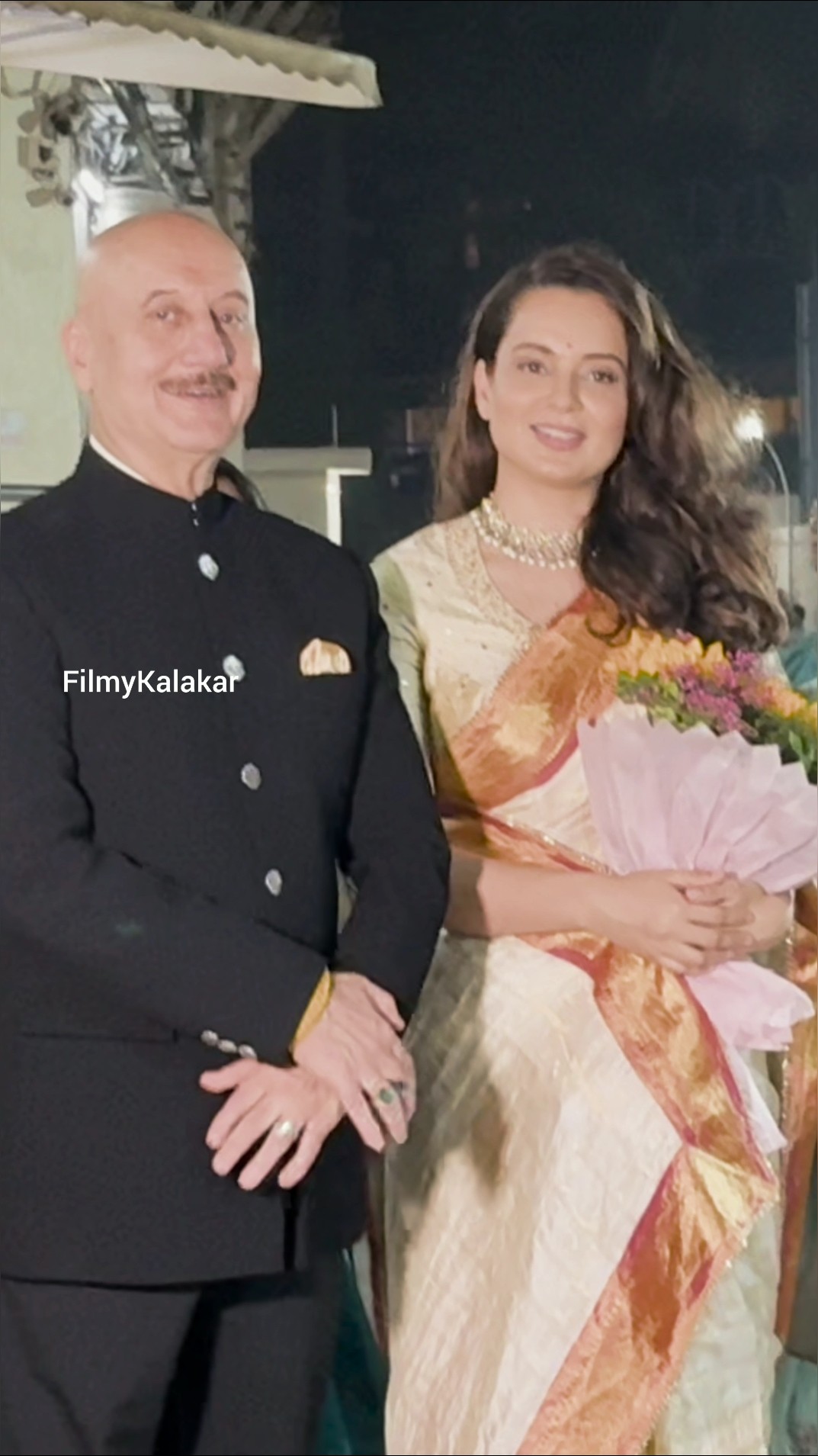 Two acting aficionados #kanganaranaut #anupamkher pose together ? #filmykalakar