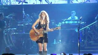 Taylor Swift and Johnny Rzeznik singing (Iris) Don't want the world to see me