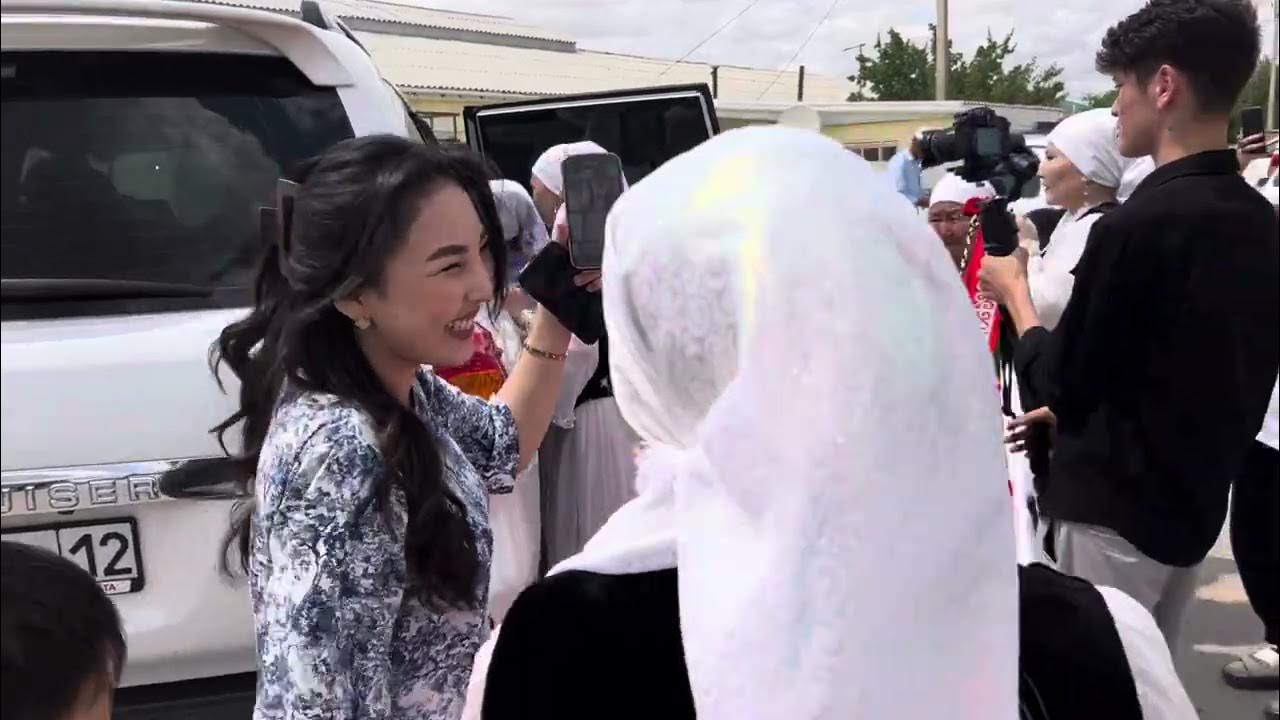 Жастағы қисық әйелдер фотосуреттері