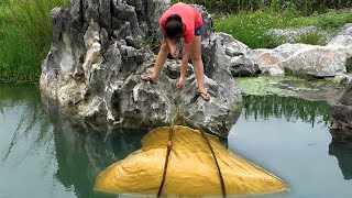 The beautiful woman dived into the lake and found a big river clam, with countless pearls