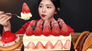 SUB)2주년 기념 딸기가득 딸기케이크 먹방!🥳🎂🍓수저로 마구마구 퍼먹기(ft.호두빌런😬) Strawberry Cake Mukbang on 2nd Anniversary