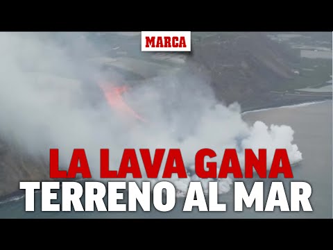 La lava llega al mar de La Palma y forma un montculo de sedimentos de ms de 50 metros de altura