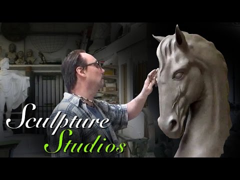 Video: The sculptor Todd Warner and his funny friends