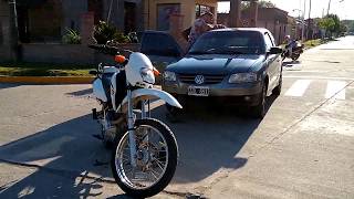 Chocaron una moto y un auto