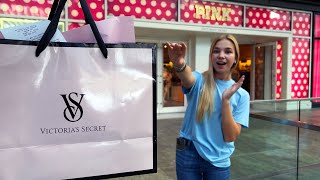 Shopping new bras Victoria&#39;s Secret, eating cookies with my friend