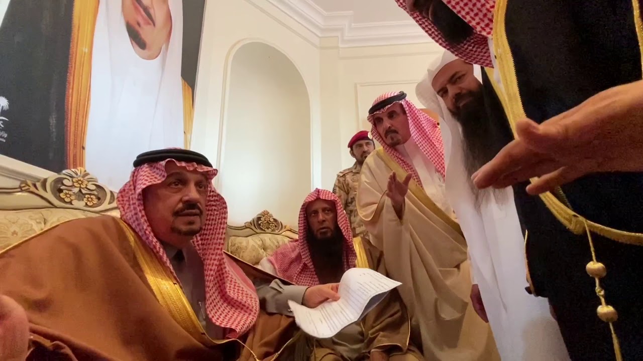 صلح بحضور أمير الرياض بين اسرتين في وادي الدواسر حدث بينهم قتل..!!والأمير يقول لهم احفظوا انفسكم