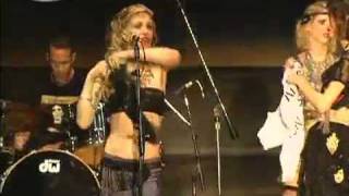 Courtney Love Exposes Her Tits / Pagando teta (SWU Brazil 13 11 2011) 2