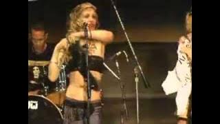 Courtney Love Exposes Her Tits / Pagando teta (SWU Brazil 13 11 2011) 2