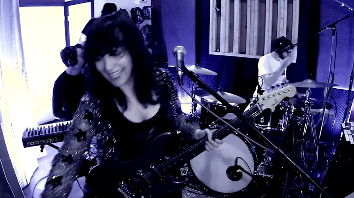 Debra Devi - "Pictures" (Livestream)