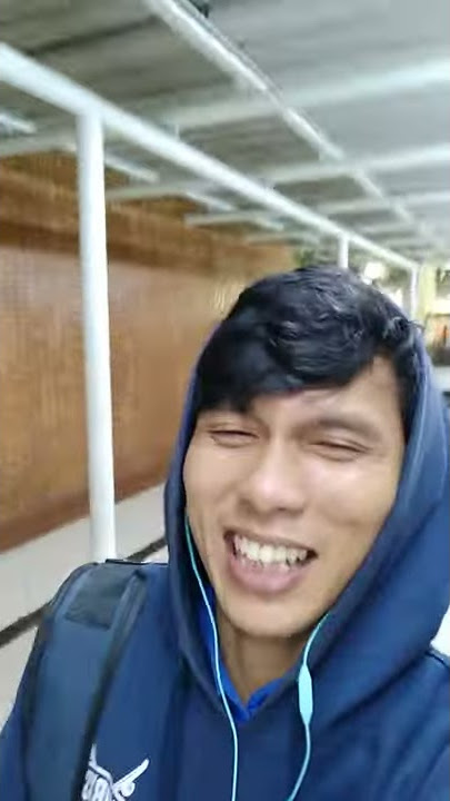 ngecengin temen yang sok ganteng banget