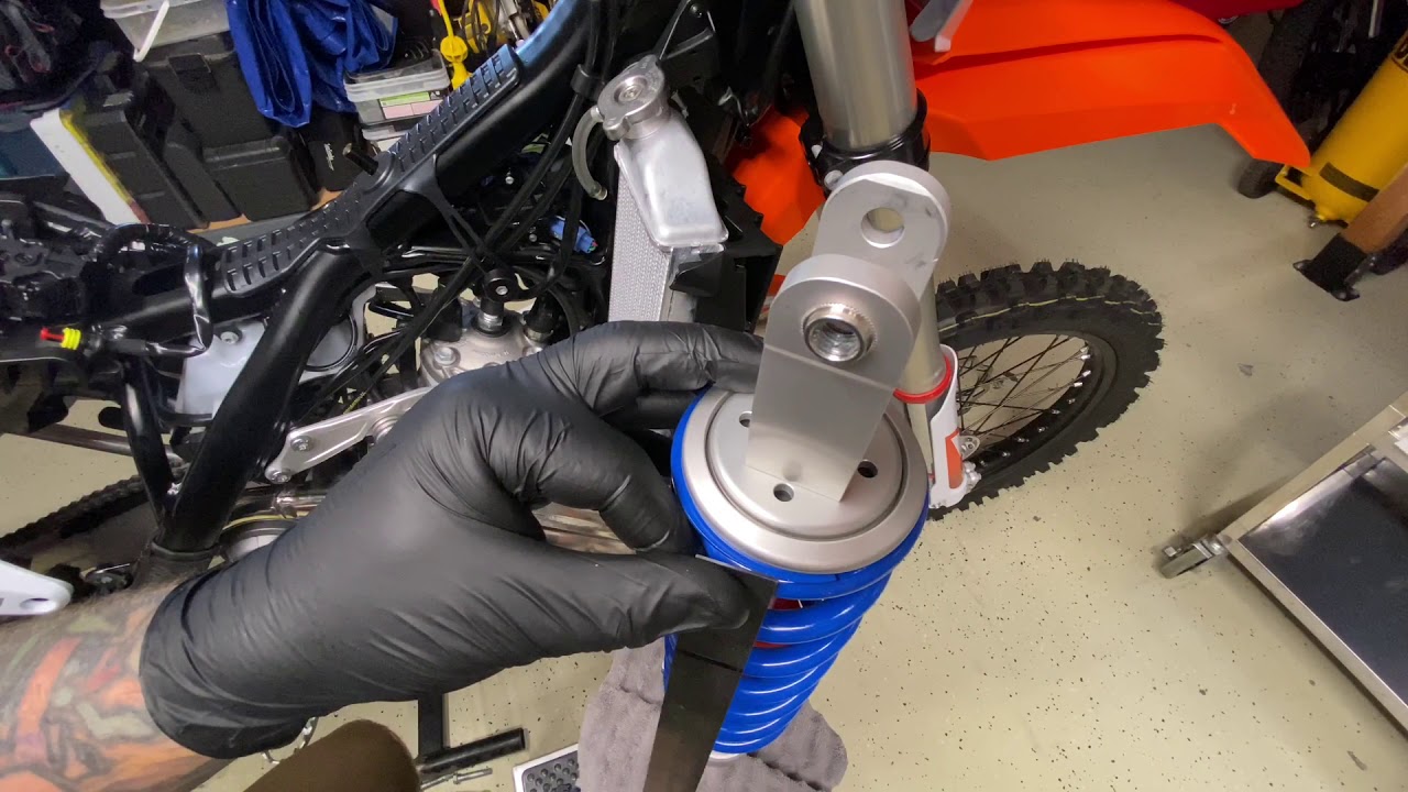 How to change the shock spring on a 2020 KTM XC 300i YouTube