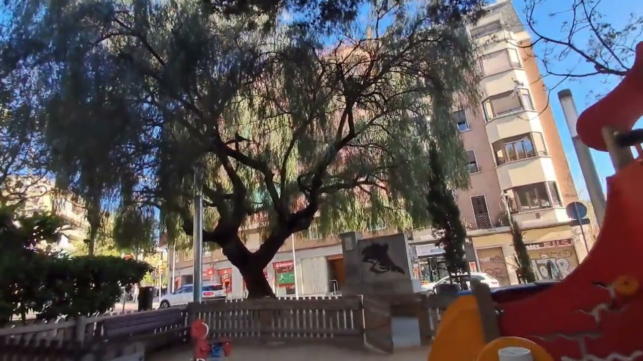 Plaza Ferrán i Clua | Paseos por Barcelona 4K | Distrito de Sant Andreu | España