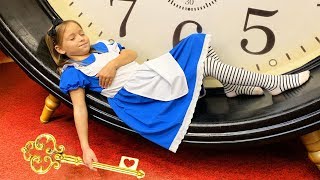 София попала в Дом Великана с волшебными Гигантскими Игрушками София попала в Дом Великана с волшебными Гигантскими Игрушками