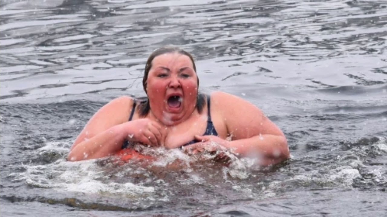 Погода холодная вода. Купание вхолодгой воде. Женщина плавает. Женщины купаются. Купаться в холодной воде.