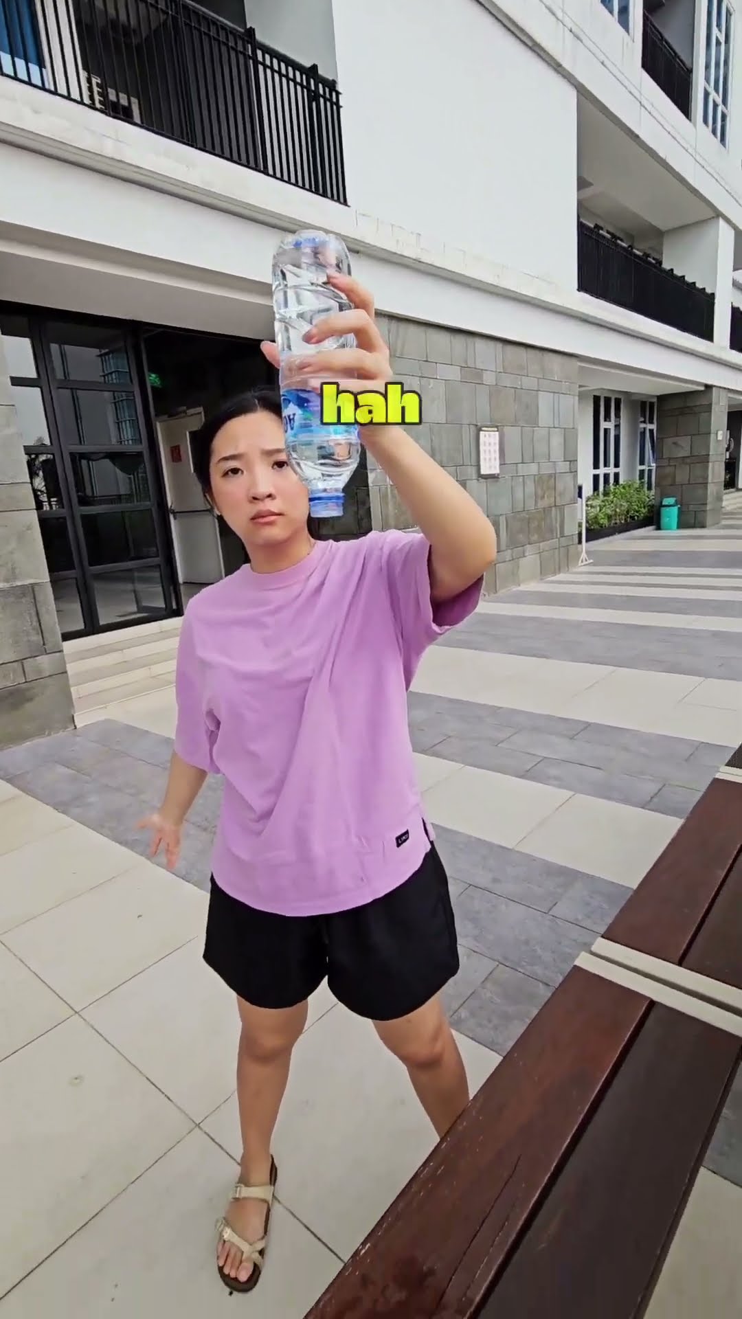 CHALLENGE BALIK AQUA BOTOL TANPA TUTUP GAK TUMPAH!