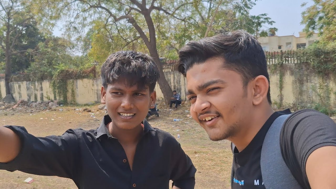 Hamare college wale under 19 ki match Khel rahe hain😂