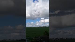Awan Putih Di Musim Gugur 2023