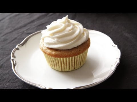 vanilla-cupcakes-recipe-with-buttercream-frosting---the-cupcake-project