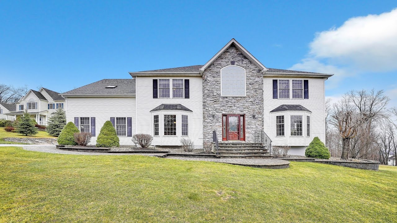 Real Estate Video Tour 14 Alloway Crescent Woodbury , NY 10930