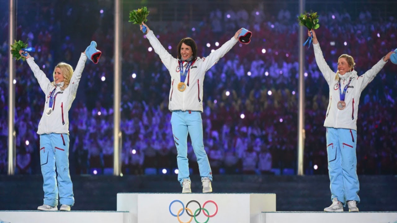 Ои людей. Олимпийская чемпионка в Сочи на пьедестале. Спортсмены на пьедестале. Награждение на Олимпийских играх.