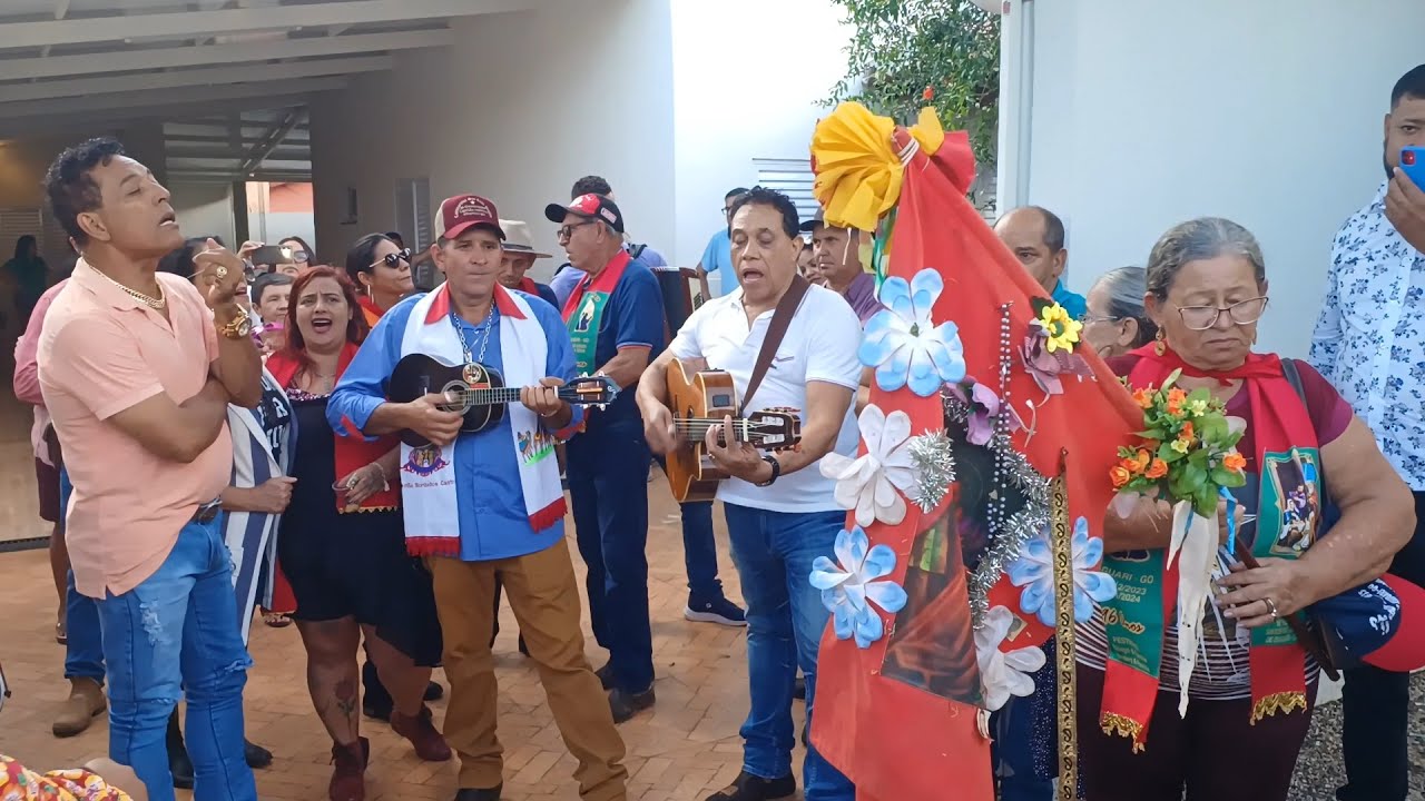 André e Andrade na cantoria da saída da Folia de Reis Dona Dalila da residência do Andrade