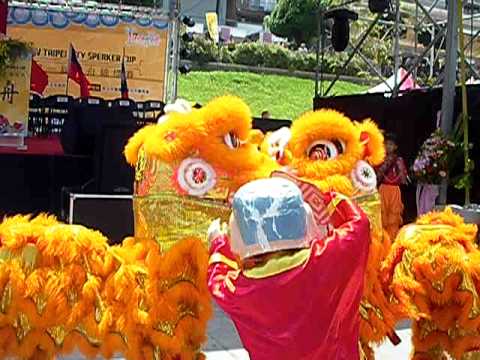 2011.06.05端午.北新舞獅和馬總統為碧潭龍舟做開幕