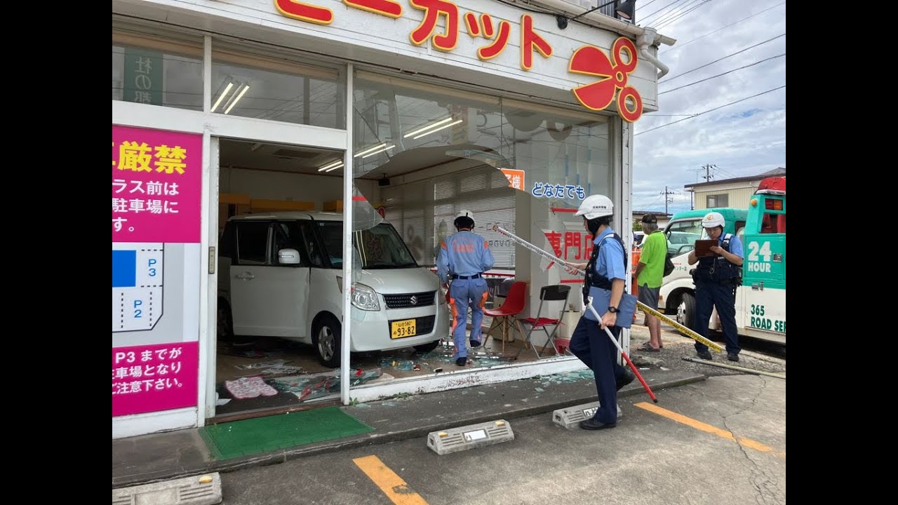 理髪店に軽自動車が突っ込み3人けが ブレーキとアクセル踏み間違えか