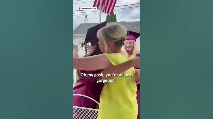 Retired kindergarten teacher gets surprised by her last graduating class ❤️❤️ - DayDayNews