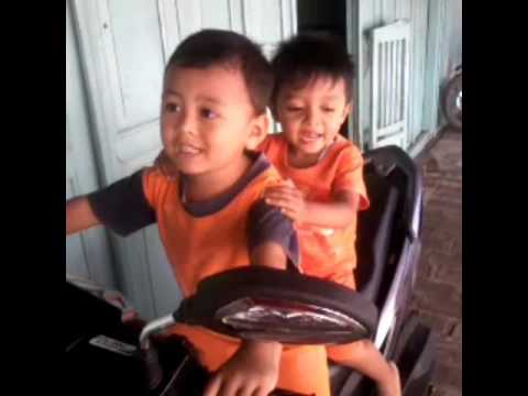 Aksi lucu anak kecil naik motor - YouTube