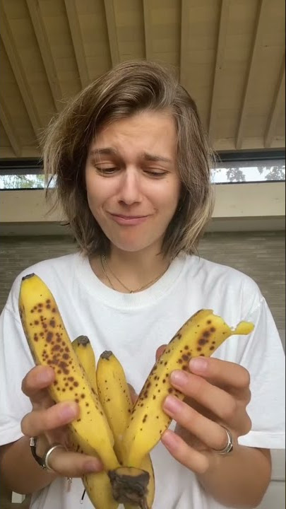 Ekspresi sii cantik makan pisang sama kulitnya... 🍌🤔