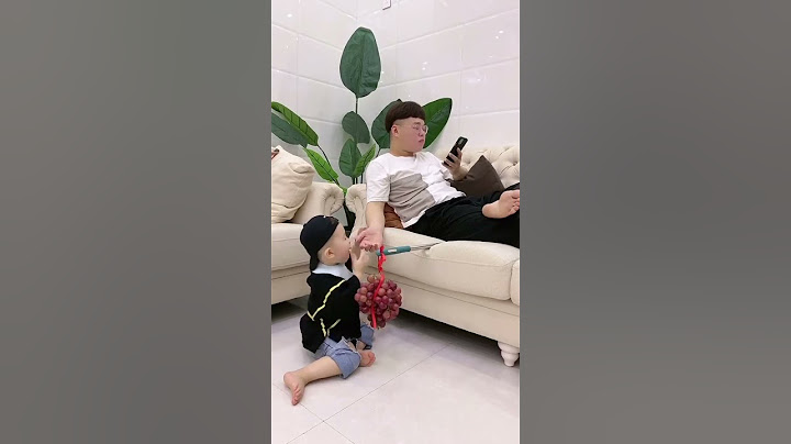 Cute Baby Gives Dad The Grapes She Has Eaten#fatherlove  #cutebaby  #funny  #family#funny videos
